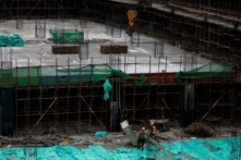 Công nhân làm việc tại một công trường xây dựng ở Bắc Kinh hôm 12/01/2023. (Ảnh: Tingshu Wang/Reuters)