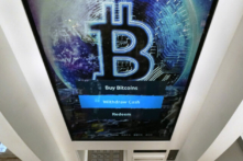 Logo Bitcoin xuất hiện trên màn hình hiển thị của một máy ATM mã kim ở Salem, New Hampshire, vào ngày 09/02/2021. (Ảnh: Charles Krupa/AP)
