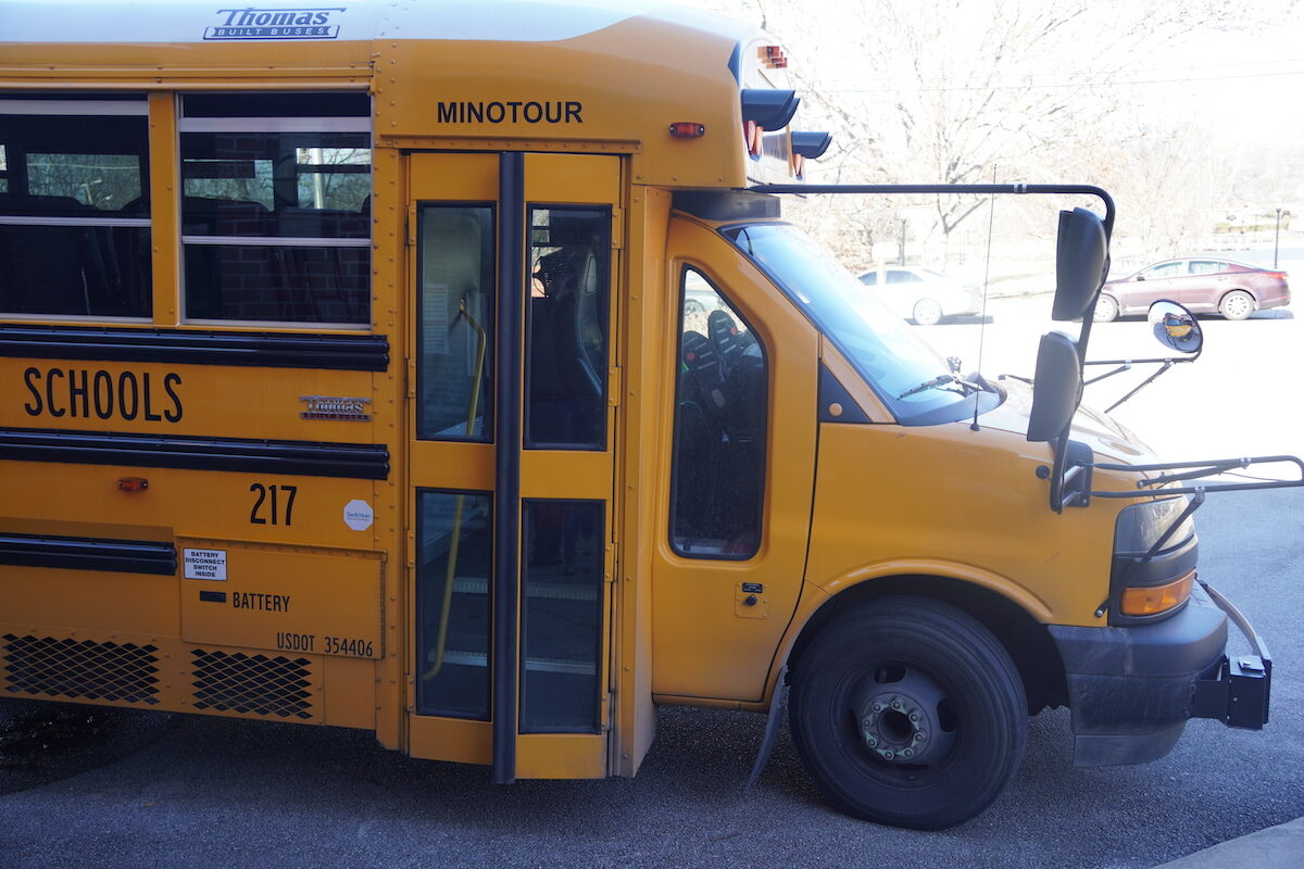 Một chiếc xe buýt chờ đón học sinh bên ngoài một trường tiểu học ở Chattanooga, Tennessee, hôm 19/01/2023. (Ảnh: Jackson Elliott/The Epoch Times)