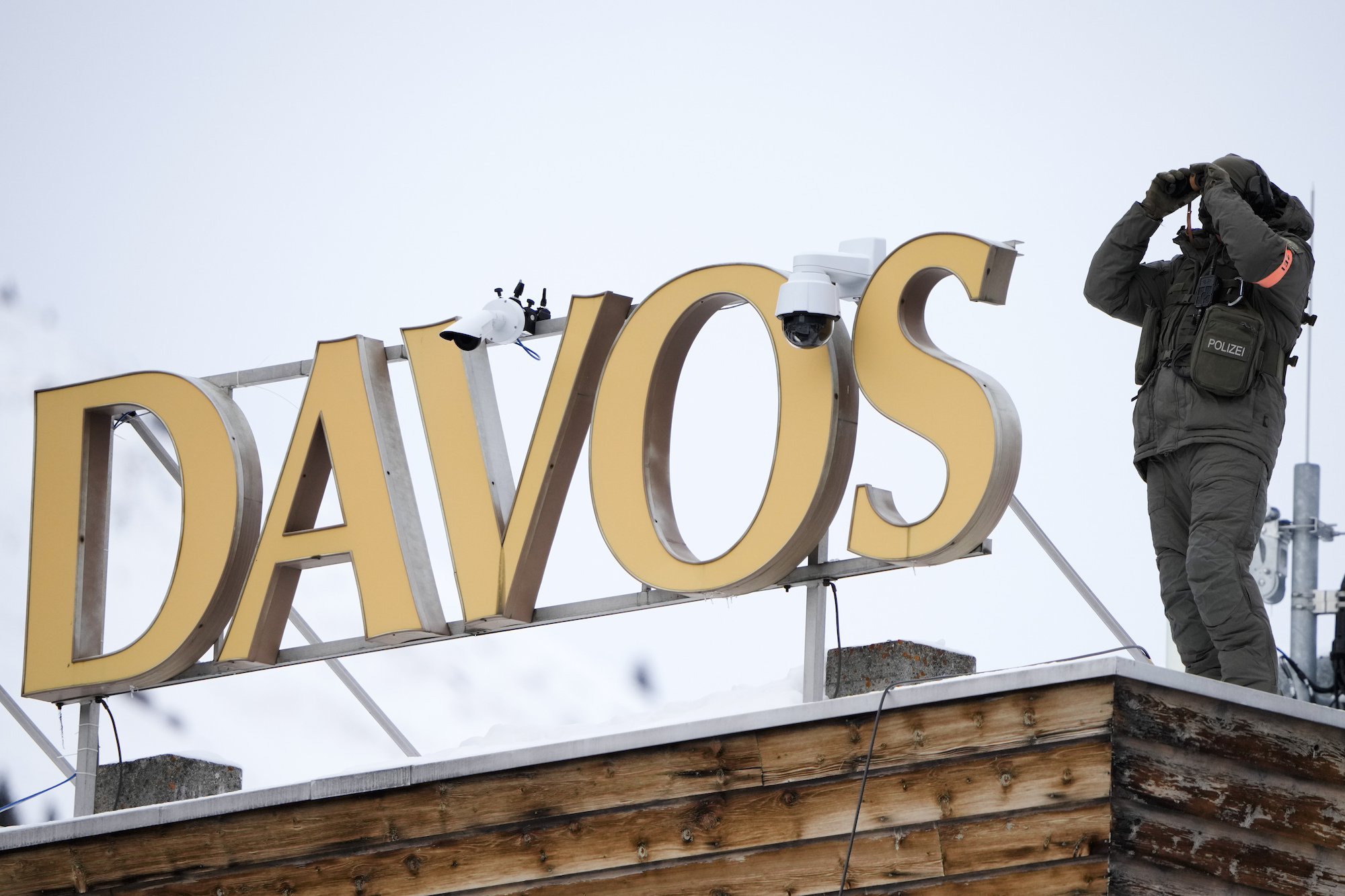 Một cảnh sát đứng trên nóc một khách sạn và giám sát khu vực ở Davos, Thụy Sĩ, hôm 16/01/2023. (Ảnh: AP/Markus Schreiber)