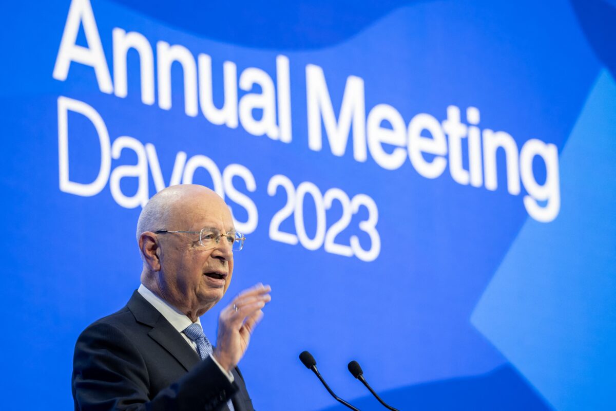 Người sáng lập Diễn đàn Kinh tế Thế giới (WEF) Klaus Schwab có bài diễn văn trong phiên họp thường niên của WEF tại Davos hôm 17/01/2023. (Ảnh: Fabrice Coffrini/AFP/Getty Images)