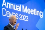 Người sáng lập Diễn đàn Kinh tế Thế giới (WEF) Klaus Schwab có bài diễn văn trong phiên họp thường niên của WEF ở Davos, hôm 17/01/2023. (Ảnh: FABRICE COFFRINI/AFP qua Getty Images)
