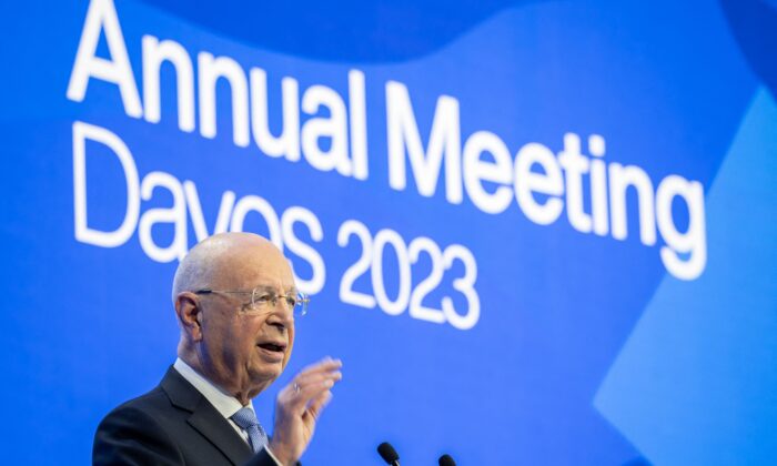 Người sáng lập Diễn đàn Kinh tế Thế giới (WEF) Klaus Schwab có bài diễn văn trong phiên họp thường niên của WEF ở Davos, hôm 17/01/2023. (Ảnh: FABRICE COFFRINI/AFP qua Getty Images)