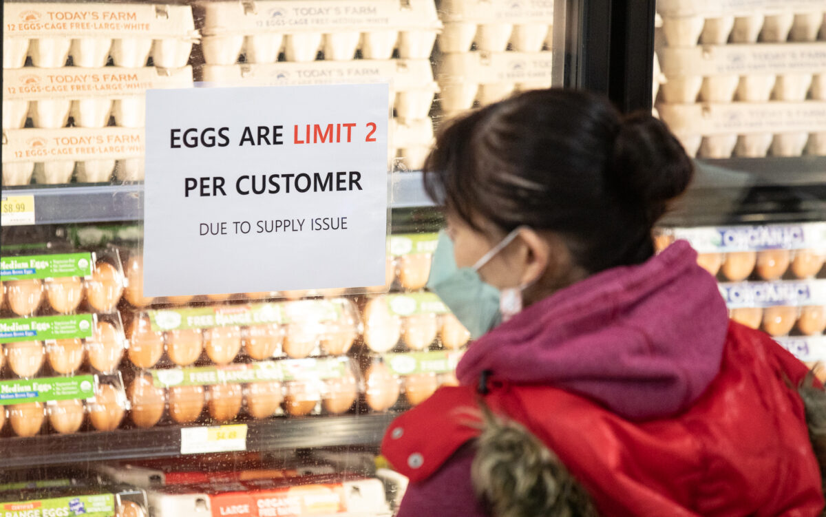 Biển báo giới hạn mua trứng tại một cửa hàng bách hóa ở Irvine, California, hôm 11/01/2023. (Ảnh: John Fredricks/The Epoch Times)