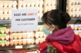 Một người mua hàng đọc tờ thông báo giới hạn mua trứng tại một cửa hàng thực phẩm ở Irvine, California, hôm 11/01/2023. (Ảnh: John Fredricks/The Epoch Times)
