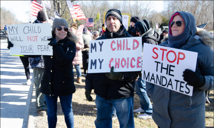 Các bậc cha mẹ biểu tình tại một cuộc biểu tình Loud Majority Long Island phản đối việc bắt buộc đeo khẩu trang của tiểu bang đối với học sinh hôm 26/01/2022, tại các văn phòng chính quyền của Quận Suffolk. (Ảnh: Dave Paone/The Epoch Times)