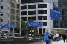 Những lá cờ của Liên minh  u Châu bay ở vị trí treo rủ trong một cuộc họp của các bộ trưởng năng lượng EU nhằm tìm giải pháp cho việc giá năng lượng tăng tại trụ sở chính của EU ở Brussels hôm 09/09/2022, một ngày sau khi Nữ hoàng Anh Elizabeth Đệ nhị từ trần. (Ảnh: John Thys/AFP qua Getty Images)