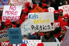 Những người ủng hộ quyền lựa chọn trường học giương cao biểu ngữ khi họ biểu tình bên ngoài Tòa nhà Quốc hội Tiểu bang ở Albany, New York, vào ngày 04/03/2015. (Ảnh: Mike Groll/AP Photo)
