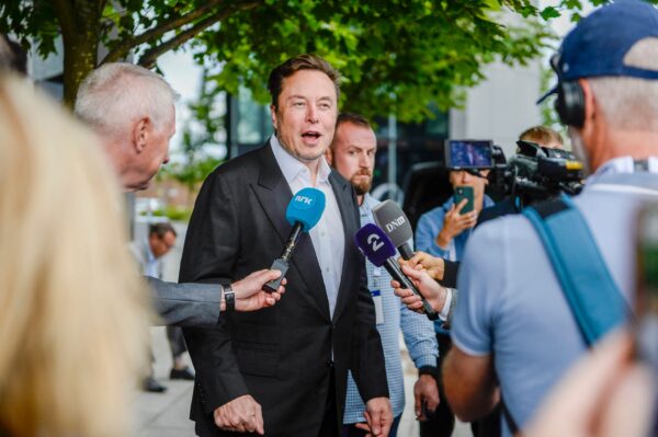 Giám đốc điều hành Tesla, ông Elon Musk, trả lời phỏng vấn khi đến dự cuộc họp Offshore Northern Seas 2022 (ONS) ở Stavanger, Na Uy, vào ngày 29/08/2022. (Ảnh: Carina Johansen/NTB/AFP qua Getty Images)