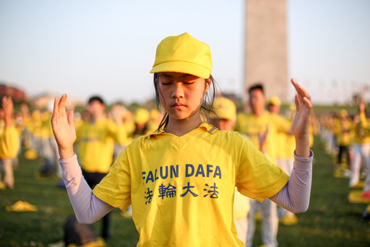 Các học viên Pháp Luân Công luyện công tại sự kiện đánh dấu 22 năm ngày chính quyền Trung Quốc phát động cuộc bức hại Pháp Luân Công, ở Hoa Thịnh Đốn vào ngày 16/07/2021. (Ảnh: Samira Bouaou/The Epoch Times)