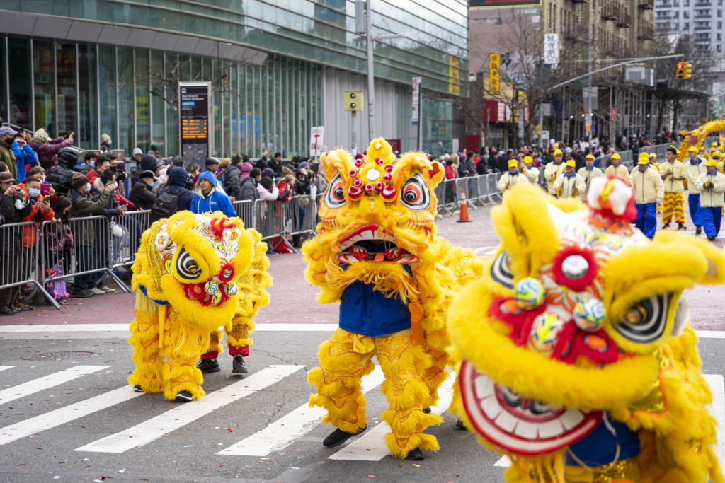 5 Các học viên Pháp Luân Công tham gia cuộc Diễn hành mừng Tết Nguyên Đán ở khu Flushing, New York, hôm 21/01/2023. (Ảnh: Chung I Ho/The Epoch Times)