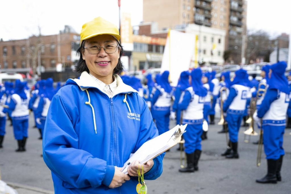 2 Học viên Pháp Luân Công Vương Lập Vinh tham gia cuộc Diễn hành mừng Tết Nguyên Đán ở khu Flushing, New York, hôm 21/01/2023. (Ảnh: Chung I Ho/The Epoch Times)