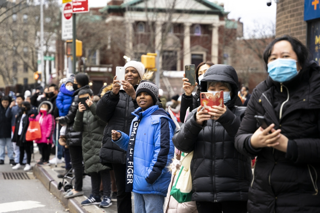 23 Khán giả đứng xem các học viên Pháp Luân Công đứng hàng dài trong cuộc Diễn hành mừng Tết Nguyên Đán ở khu Flushing, New York, hôm 21/01/2023. (Ảnh: Chung I Ho/The Epoch Times)