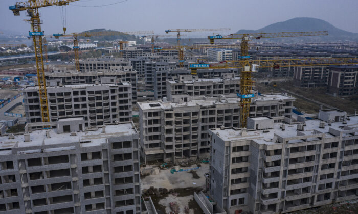 Các tòa nhà chung cư đang xây dựng dở dang tại khu địa sản Thung lũng Sức khỏe của Tập đoàn Hằng Đại (China Evergrande Group) ở ngoại ô Nam Kinh, Trung Quốc, hôm 22/10/2021. (Ảnh: Qilai Shen/Bloomberg qua Getty Images)