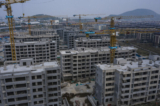 Các tòa nhà chung cư đang xây dựng dở dang tại khu địa sản Thung lũng Sức khỏe của Tập đoàn Hằng Đại (China Evergrande Group) ở ngoại ô Nam Kinh, Trung Quốc, hôm 22/10/2021. (Ảnh: Qilai Shen/Bloomberg qua Getty Images)