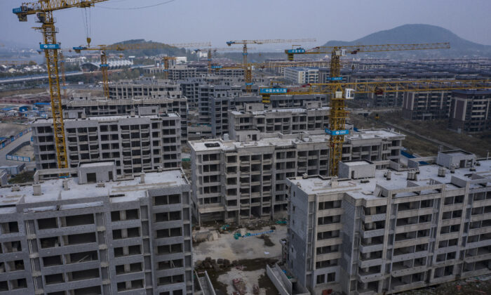 Các tòa nhà chung cư đang xây dựng dở dang tại khu địa sản Thung lũng Sức khỏe của Tập đoàn Hằng Đại (China Evergrande Group) ở ngoại ô Nam Kinh, Trung Quốc, hôm 22/10/2021. (Ảnh: Qilai Shen/Bloomberg qua Getty Images)