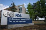 Một biển báo của Cục Quản lý Thực phẩm và Dược phẩm Hoa Kỳ bên ngoài trụ sở chính ở White Oak, Maryland, vào ngày 20/07/2020. (Ảnh: Sarah Silbiger/Getty Images)
