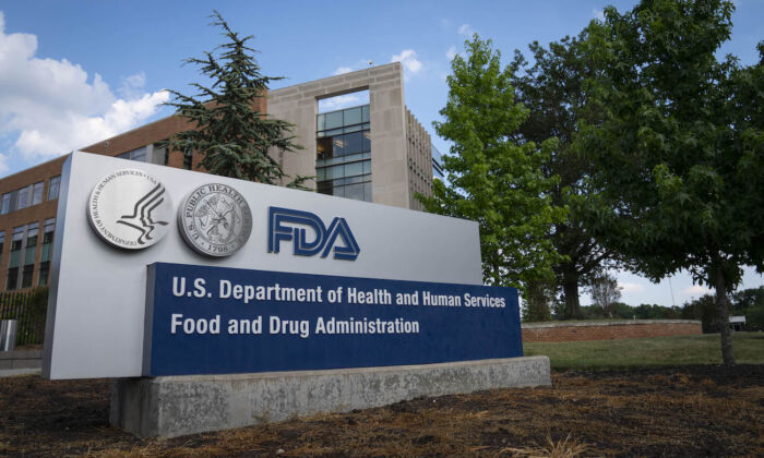 Một biển báo của Cục Quản lý Thực phẩm và Dược phẩm Hoa Kỳ bên ngoài trụ sở chính ở White Oak, Maryland, vào ngày 20/07/2020. (Ảnh: Sarah Silbiger/Getty Images)