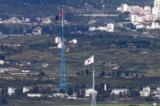 Quốc kỳ của Bắc Hàn ở phía sau, và của Nam Hàn ở phía trước, tung bay trong gió từ khu vực biên giới giữa hai miền Triều Tiên ở Paju, Nam Hàn, vào ngày 09/08/2021. (Ảnh: Im Byung-shik/Yonhap qua AP)