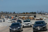 Xe hơi rẽ vào nút giao thông phía nam của Xa lộ 73 từ Xa lộ Liên tiểu bang 405 ở Costa Mesa, California, hôm 21/04/2022. (Ảnh: John Fredricks/The Epoch Times)
