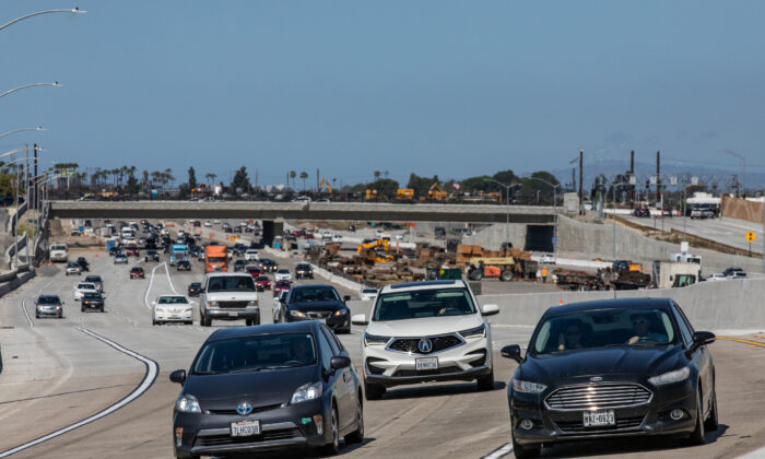 California: Dự luật cấm tài xế trẻ sử dụng các thiết bị điện thoại không cầm tay khi lái xe