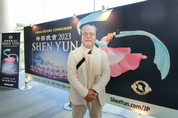 Ông Fujita Hironori, chủ tịch Công ty Thiết kế Kiến trúc Thành phố Hiroshima, tham dự chương trình Nghệ thuật Biểu diễn Shen Yun tại Nhà hát Bunka Gakuen HBG Hiroshima ở Hiroshima, Nhật Bản, vào chiều ngày 03/01/2023. (Ảnh: Dai Deman/The Epoch Times)