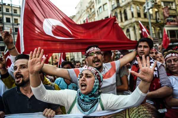 Một cuộc biểu tình chống lại Đảng Công nhân Người Kurd (PKK) trên Đại lộ Istiklal, ở Istanbul vào ngày 16/08/2015. (Ảnh: Ozan Kose/AFP/Getty Images)