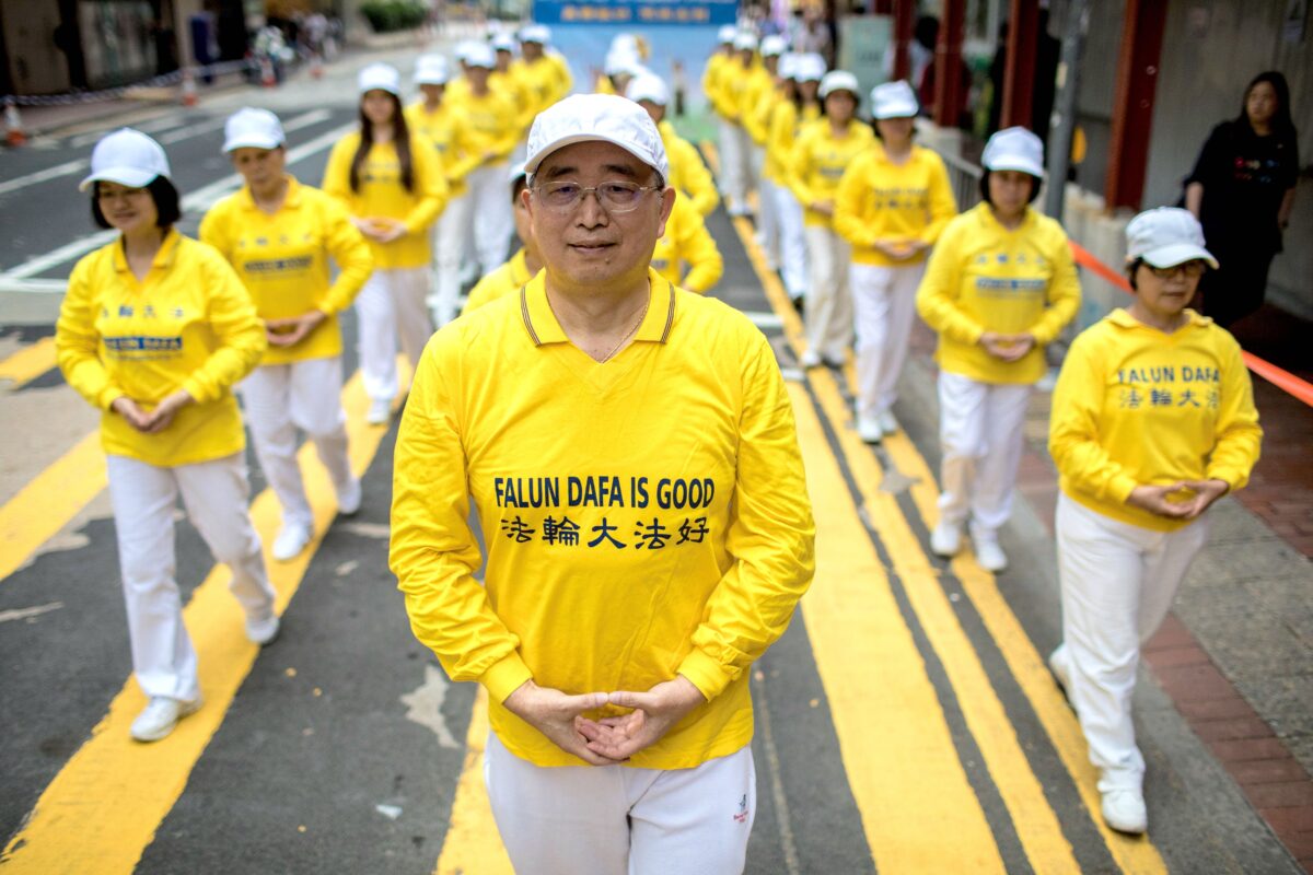 Các học viên Pháp Luân Công tham gia diễn hành ở Hồng Kông vào ngày 27/04/2019. (Ảnh: Dale De La Rey/AFP qua Getty Images)
