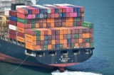 Một con tàu chở hàng chất đầy các container được chụp ảnh gần cảng ở Hồng Kông vào ngày 05/10/2019. (Ảnh: Anthony Wallace/AFP qua Getty Images)