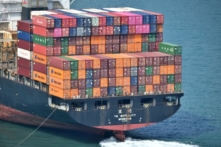 Một con tàu chở hàng chất đầy các container được chụp ảnh gần cảng ở Hồng Kông vào ngày 05/10/2019. (Ảnh: Anthony Wallace/AFP qua Getty Images)