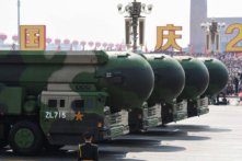 Hỏa tiễn đạn đạo liên lục địa có khả năng mang đầu đạn hạt nhân Đông Phong 41 (DF-41) của Trung Quốc trong cuộc duyệt binh tại Quảng trường Thiên An Môn ở Bắc Kinh, vào ngày 01/10/2019. (Ảnh: Greg Baker/AFP qua Getty Images)