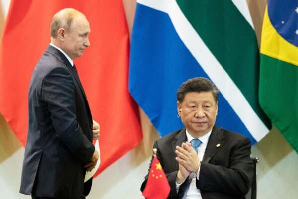 Chủ tịch Trung Quốc Tập Cận Bình (phải) và Tổng thống Nga Vladimir Putin tham dự cuộc họp với các thành viên của Hội đồng Kinh doanh và quản lý của Ngân hàng Phát triển Mới trong Hội nghị thượng đỉnh BRICS ở Brasilia, hôm 14/11/2019. (Ảnh: Pavel Golovkin/Pool/AFP qua Getty Images)