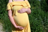 Một phụ nữ 26 tuổi đang trong quá trình mang thai hộ lần hai của mình, đi dạo gần thủ đô Kyiv hôm 12/06/2020. (Ảnh: Sergei Supinsky/AFP qua Getty Images)