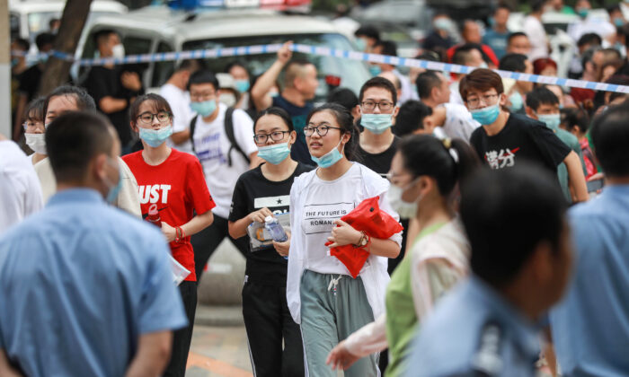 Học sinh đến bên ngoài một trường học trước khi tham gia Kỳ thi tuyển sinh đại học quốc gia, được gọi là Gaokao (Cao Khảo) ở Thẩm Dương, tỉnh Liêu Ninh, đông bắc Trung Quốc vào ngày 07/07/2020. (Ảnh: STR/AFP qua Getty Images)