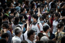 Học sinh đi bộ bên ngoài một trường học sau khi kết thúc Kỳ thi tuyển sinh đại học quốc gia, được gọi là “cao khảo” (gaokao), bên ngoài một trường học ở Vũ Hán, thuộc tỉnh Hồ Bắc, miền trung Trung Quốc, vào ngày 08/07/2020. (Ảnh: STR/AFP qua Getty Images)