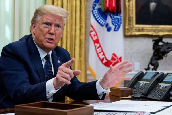 Ông Donald Trump trình bày tại Oval Office trước khi ký một sắc lệnh liên quan đến việc điều chỉnh mạng xã hội, ở Hoa Thịnh Đốn, vào ngày 28/05/2020. (Ảnh: Doug Mills-Pool/Getty Images)