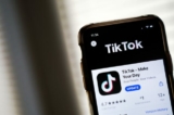 Ứng dụng TikTok được hiển thị trong cửa hàng ứng dụng App Store trên một chiếc iPhone của hãng Apple ở Hoa Thịnh Đốn vào ngày 07/08/2020. (Ảnh: Drew Angerer/Getty Images)