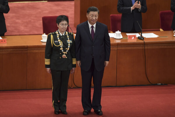 Thiếu tướng Trần Vy (bên trái) được lãnh đạo Trung Quốc Tập Cận Bình khen thưởng tại Bắc Kinh vào ngày 08/09/2020. (Ảnh: Nicolas Asfouri/AFP qua Getty Images)
