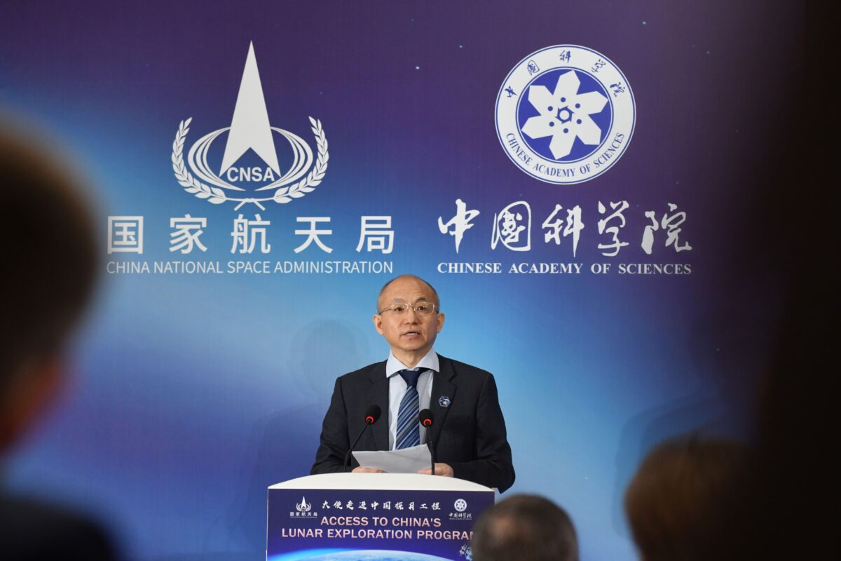 Ông Trường Á Bình (Zhang Yaping), Phó Chủ tịch Viện Khoa học Trung Quốc trình bày tại một sự kiện công bố các thông tin chi tiết về quyền truy cập quốc tế đối với các mẫu mặt trăng do tàu thăm dò mặt trăng Hằng Nga-5 của Trung Quốc thu thập, tại Bắc Kinh vào ngày 18/01/2021. (Ảnh: Greg Baker/AFP qua Getty Images)