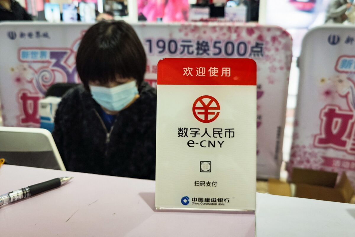 Biển báo về loại tiền điện toán mới của Trung Quốc, đồng nhân dân tệ điện tử của Trung Quốc (e-CNY), được trưng bày tại một trung tâm mua sắm ở Thượng Hải hôm 08/03/2021. (Ảnh: STR/AFP/Getty Images)