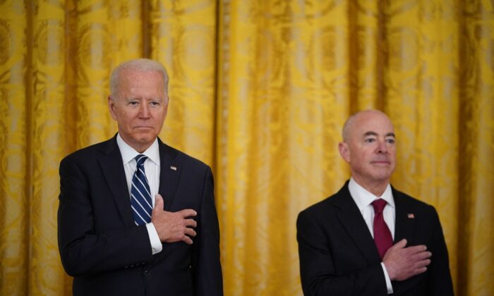 Tổng thống Hoa Kỳ Joe Biden (bên trái) và Bộ trưởng An ninh Nội địa Alejandro Mayorkas (bên phải) tham gia một buổi lễ nhập tịch cho các công dân mới trước Ngày Độc Lập tại Phòng Đông của Tòa Bạch Ốc ở Hoa Thịnh Đốn, hôm 02/07/2021. (Ảnh: Mandel Ngan/AFP qua Getty Images)