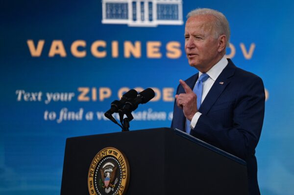 Ông Joe Biden đưa ra các nhận định về việc ứng phó với đại dịch Covid-19 và chương trình chích ngừa tại Tòa Bạch Ốc ở Hoa Thịnh Đốn, vào ngày 23/08/2021. (Ảnh: Jim Watson/AFP qua Getty Images)