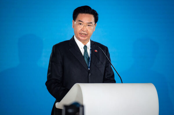 Ngoại trưởng Đài Loan Ngô Chiêu Nhiếp trình bày tại diễn đàn Globsec ở Bratislava, Slovakia, ngày 26/10/2021. (Ảnh: Vladimir Simicek/AFP qua Getty Images)