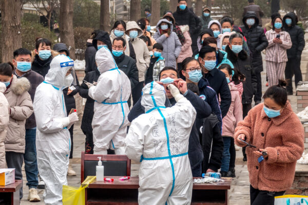Người dân xếp hàng xét nghiệm acid nucleic để phát hiện COVID-19 ở An Dương thuộc tỉnh Hà Nam, miền trung Trung Quốc vào ngày 26/01/2022. (Ảnh: STR/AFP qua Getty Images)