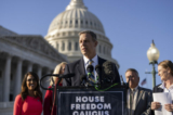 Dân biểu Scott Perry (Cộng Hòa-Pennsylvania) trình bày trong cuộc họp báo với các thành viên của nhóm chính trị House Freedom Caucus bên ngoài Tòa nhà Capitol Hoa Kỳ ở Hoa Thịnh Đốn hôm 28/02/2022. (Ảnh: Drew Angerer/Getty Images)