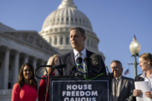 Dân biểu Scott Perry (Cộng Hòa-Pennsylvania) trình bày trong cuộc họp báo với các thành viên của nhóm chính trị House Freedom Caucus bên ngoài Tòa nhà Capitol Hoa Kỳ ở Hoa Thịnh Đốn hôm 28/02/2022. (Ảnh: Drew Angerer/Getty Images)