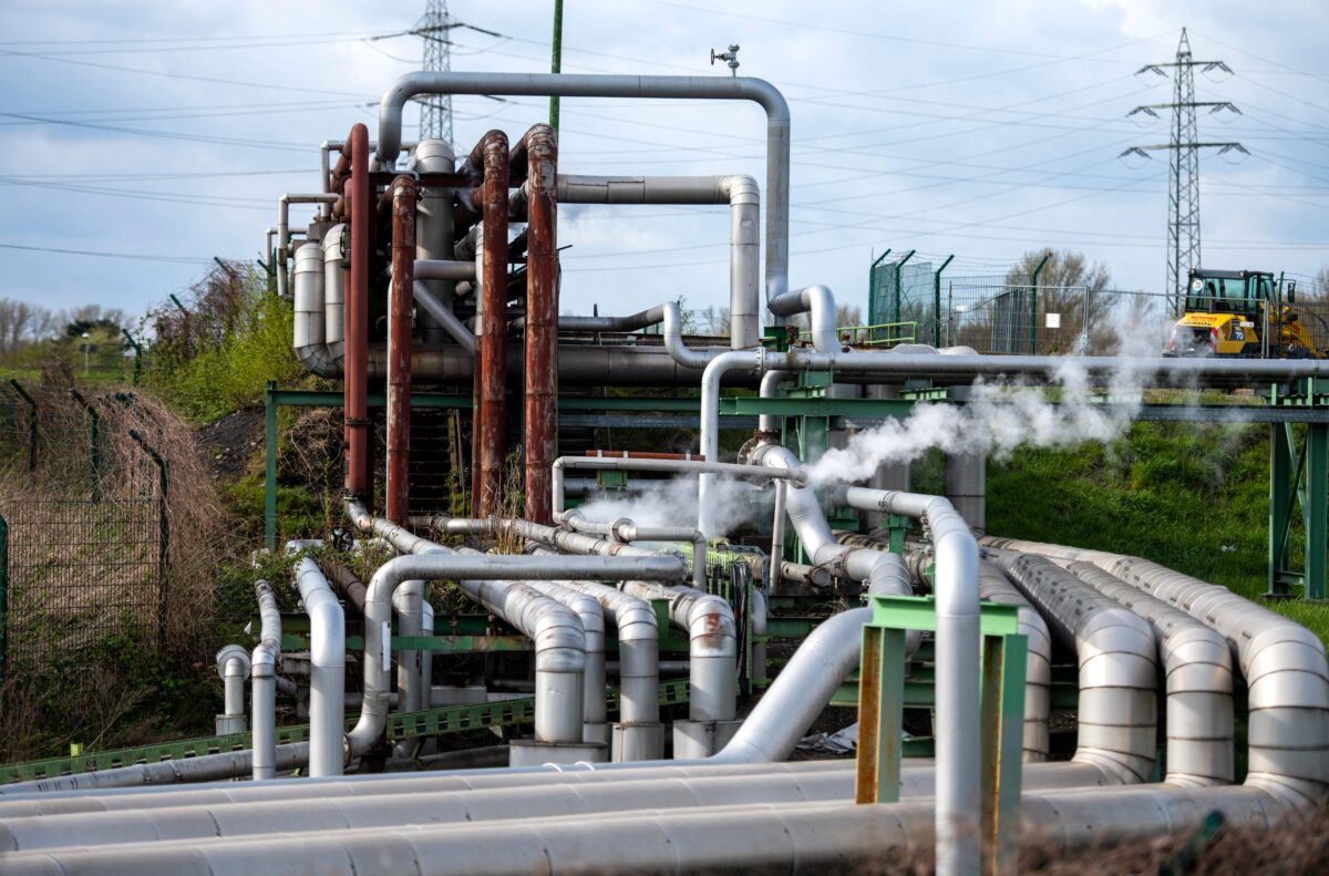 Các thiết bị lọc dầu Ruhr Oel của BP Gelsenkirchen GmbH ở Gelsenkirchen, miền tây nước Đức, hôm 08/03/2022. (Ảnh: Ina Fassbender/AFP qua Getty Images)