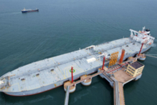 Một tàu chở dầu dỡ dầu thô nhập cảng tại cảng Thanh Đảo ở tỉnh Sơn Đông phía đông Trung Quốc hôm 09/05/2022. (Ảnh: STR/AFP qua Getty Images)