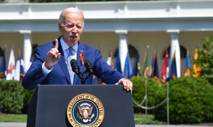 Tổng thống Joe Biden nói chuyện trong một sự kiện kỷ niệm việc thông qua Đạo luật Cộng đồng An toàn hơn tại Tòa Bạch Ốc ở Hoa Thịnh Đốn hôm 11/07/2022. (Ảnh: Nicholas Kamm/AFP qua Getty Images)