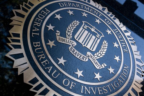 Con dấu khắc dòng chữ “Cục Điều tra Liên bang thuộc Bộ Tư pháp” được treo trên tòa nhà FBI của J. Edgar Hoover ở Hoa Thịnh Đốn, ảnh chụp hôm 09/08/2022. (Ảnh: Stefani Reynolds/AFP/Getty Images)